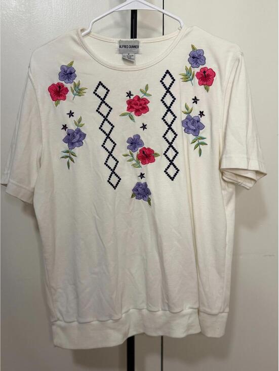 Alfred Dunner Tops - Alfred Dunner Floral Embroidered Short Sleeve Top Cream Women’s Medium